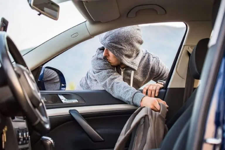 ¿Dejas tu carro estacionado en la calle? Difunden nuevo modus operandi de robo Créditos: RS
