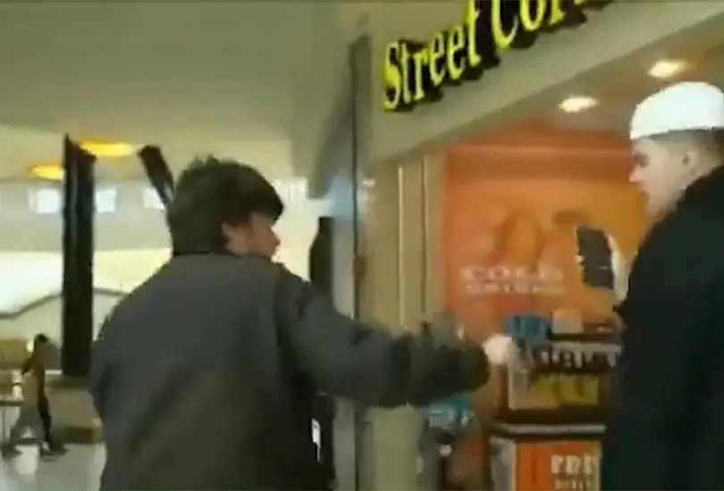 &iquest;Defensa propia? Repartidor dispara a youtuber en centro comercial y lo declaran inocente. 