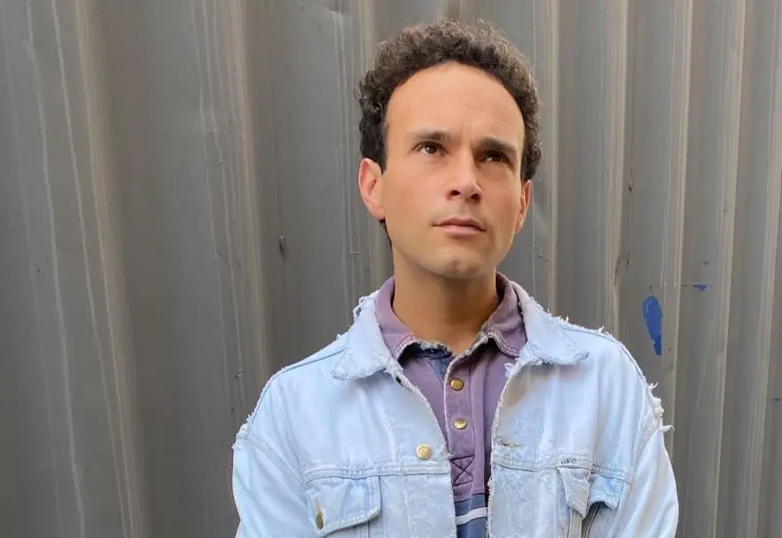 Ahora tiene 29 años y es uno de los protagonistas de la serie Los Goldbergs.