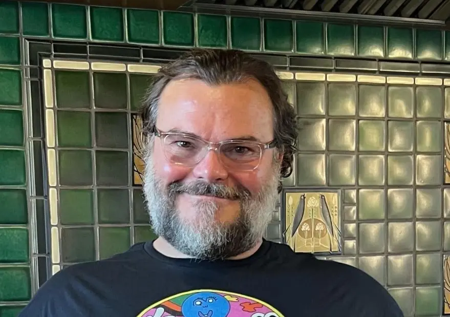 Ahora tiene 54 años, está casado con la cantante Tanya Haden y tienen un hijo. Ha trabajado en otras películas como  Super Mario Bros y Jmanji: el siguiente nivel.