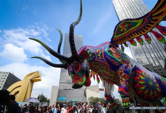 La Ciudad de México se llenarán de colores vibrantes, enormes figuras alegóricas, risas y la celebración del Día de los Muertos. 