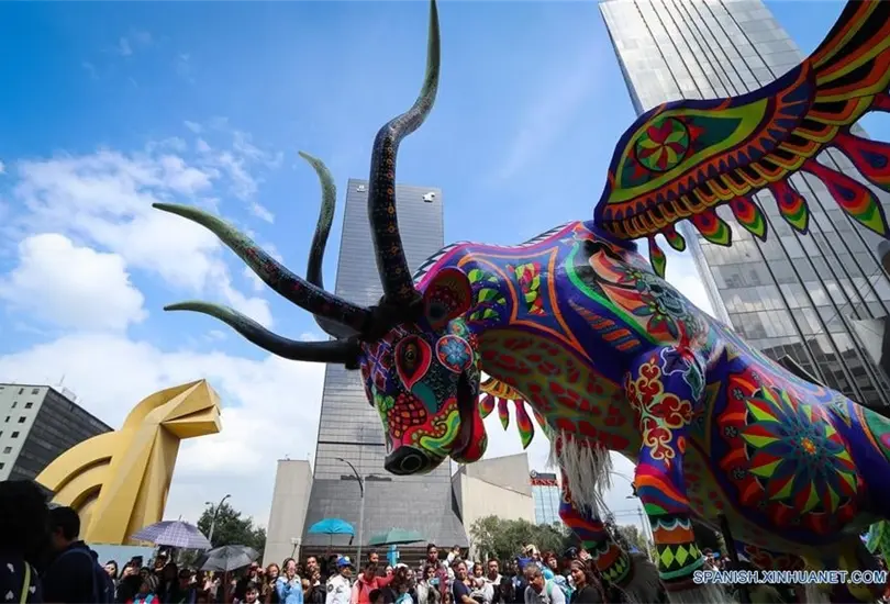 La Ciudad de M&eacute;xico se llenar&aacute;n de colores vibrantes, enormes figuras aleg&oacute;ricas, risas y la celebraci&oacute;n del D&iacute;a de los Muertos. 