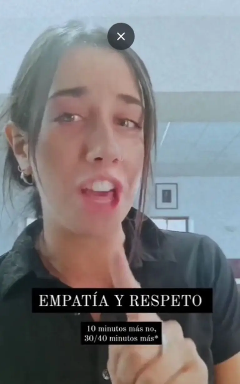 Mesera explota contra clientes - Tomada de video