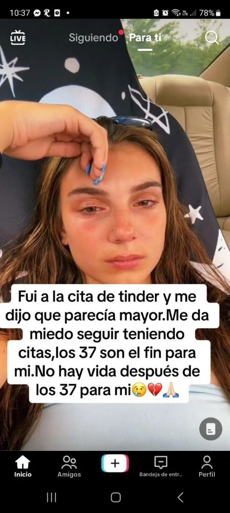 Joven llora por decepción amorosa en Tinder - Tomada de video