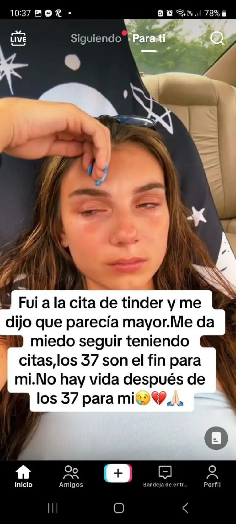 Joven llora por decepción amorosa en Tinder - Tomada de video