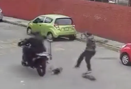 Policía en motocicleta atropella perrito mientras paseaba con su dueño en patineta Policía en motocicleta atropella perrito mientras paseaba con su dueño en patineta