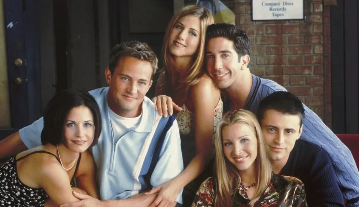 Friends fue una de las series de comedia juveniles más exitosas de la decada de los noventa y se mantuvo durante 10 temporadas al aire. La historia gira alrededor de 6 amigos veinteañeros que viven en un conjunto de departamentos en Manhattan.