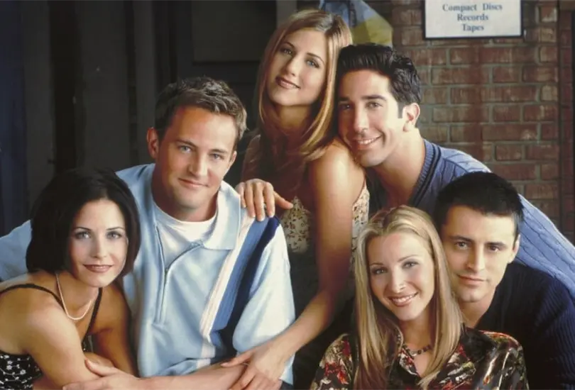 Friends fue una de las series de comedia juveniles más exitosas de la decada de los noventa y se mantuvo durante 10 temporadas al aire. La historia gira alrededor de 6 amigos veinteañeros que viven en un conjunto de departamentos en Manhattan. Friends fue una de las series de comedia juveniles más exitosas de la decada de los noventa y se mantuvo durante 10 temporadas al aire. La historia gira alrededor de 6 amigos veinteañeros que viven en un conjunto de departamentos en Manhattan.