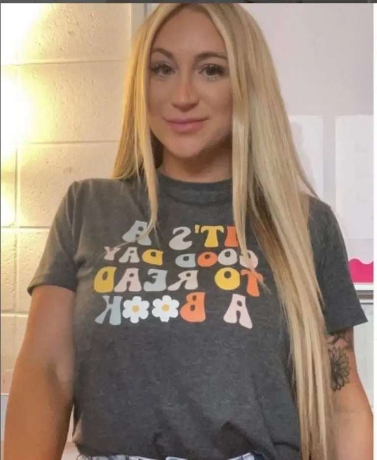 Ex maestra ahora gana millones creando contenido exclusivo - @bricoppage