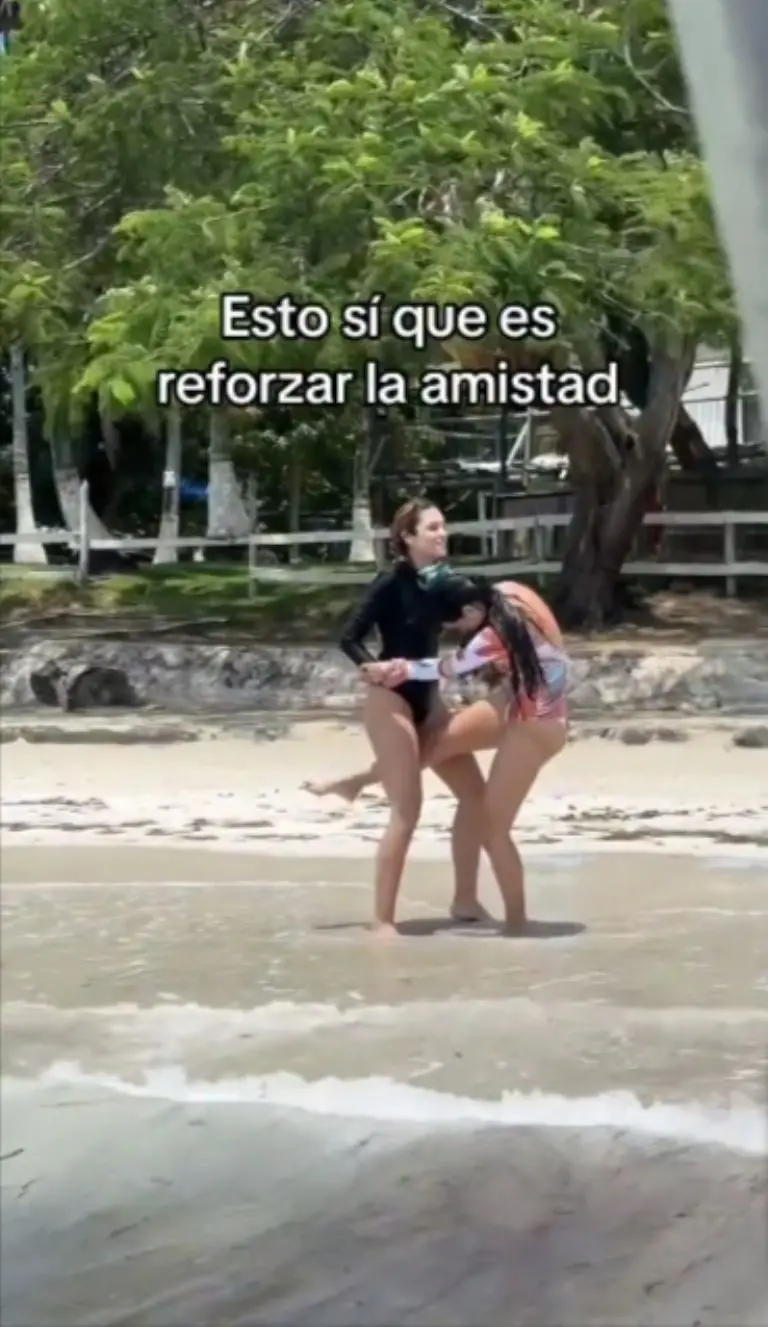 Una joven orinó a su amiga por una picadura en la playa. (X, Bot Incómodo)