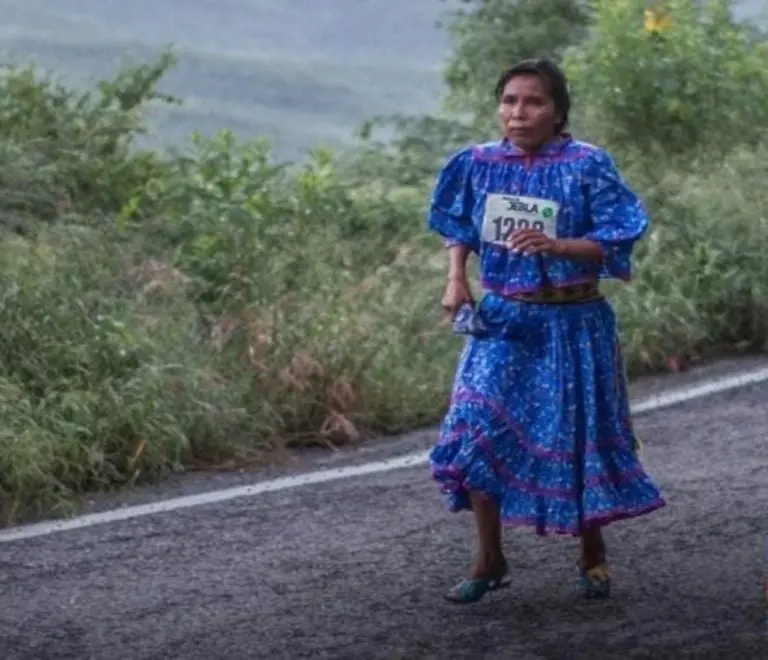 Isadora Rodríguez González, corredora rarámuri gana maratón en Tamaulipas.