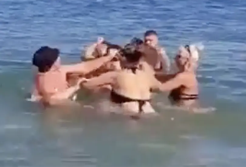 VIDEO: Captan pelea campal de mujeres en la playa, sin salirse del mar VIDEO: Captan pelea campal de mujeres en la playa, sin salirse del mar