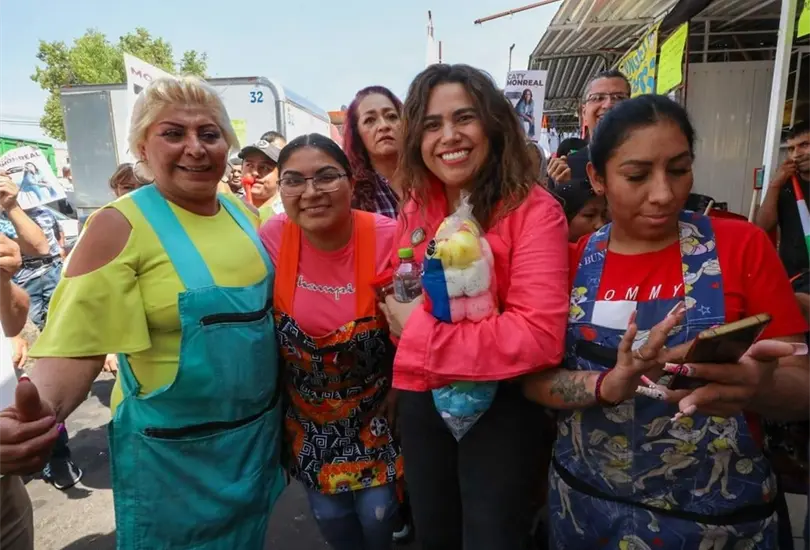 Los mercados y los tianguis son parte de las tradiciones que fortalecen la comunidad. Los mercados y los tianguis son parte de las tradiciones que fortalecen la comunidad.