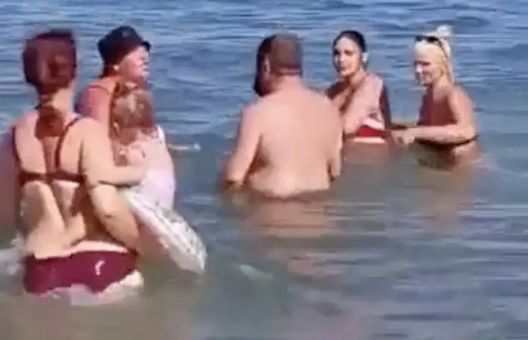 VIDEO: Captan pelea campal de mujeres en la playa, sin salirse del mar. Foto: Especial