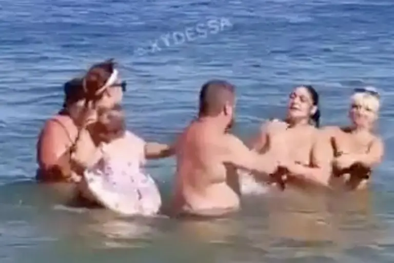 VIDEO: Captan pelea campal de mujeres en la playa, sin salirse del mar. Foto: Especial