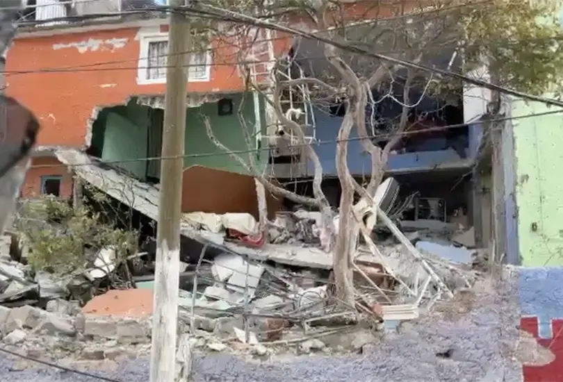 Explosi&oacute;n de gas destruye una casa en la Gustavo A Madero, hay una persona lesionada 