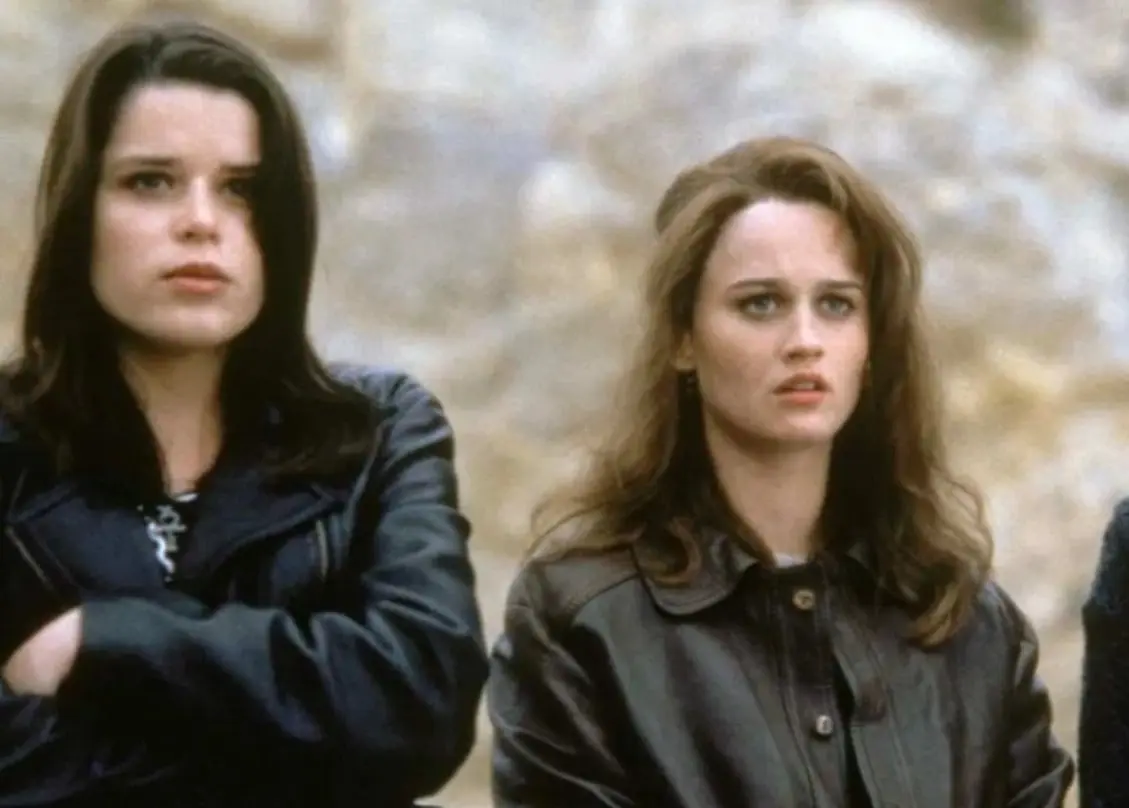 Es un clásico de terror que se encuentra disponible en Netflix. La cinta gira alrededor de cuatro amigas que invocan a Manon para que cumpla sus deseos, pero con el tiempo el mal que hacen se les regresa.