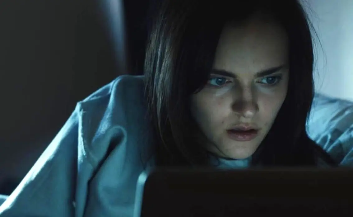 Es una cinta de terror psicológico sobre una joven que gana dinero vendiendo contenido en internet, pero un día al intentar entrar a su sesión, descubre a una mujer idéntica a ella en su lugar que amenaza con robarle su vida.