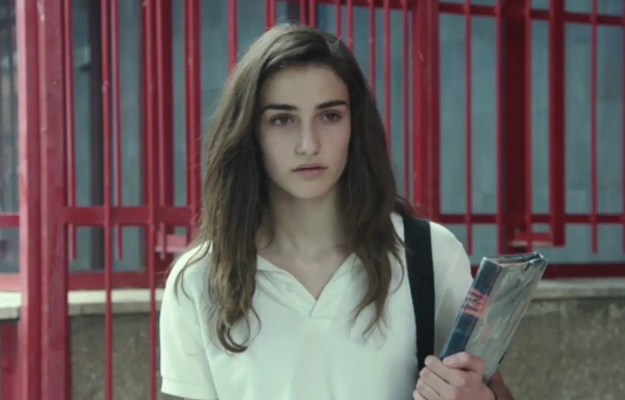 La historia se desarrolla en los años 90, donde un grupo de amigas aprovecha el eclipse solar para organizar una sesión de ouija y contactar a sus seres queridos, pero una de ellas termina poseída.