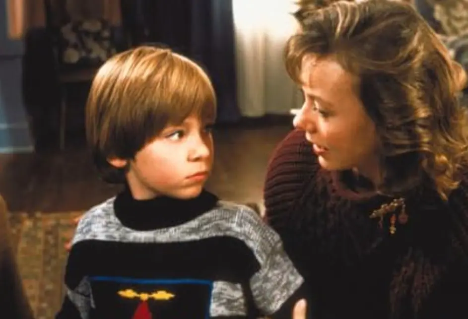 En otro de los clásicos de terror que se encuentra en Netflix. En esta secuela, un fabricante de juguetes resucita a Chucky por accidente y el muñeco se dispone a buscar a Andy, quien fue dado en adopción.