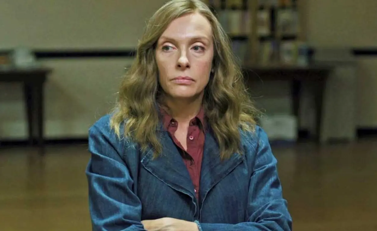 Fue la primera película digida por Ari Aster. La cinta gira alrededor de Annie, quien siempre tuvo una mala relación con su madre pero cuando ella muere,  comienza a vivir sucesos paranormales que ponen en riesgo a su familia.