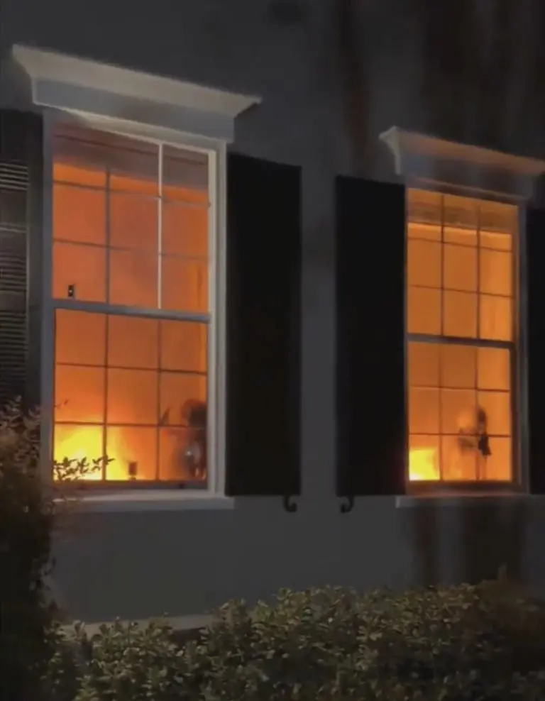 Bomberos acuden a incendio en una casa de Nueva York, eran adornos de Halloween. Foto: Especial