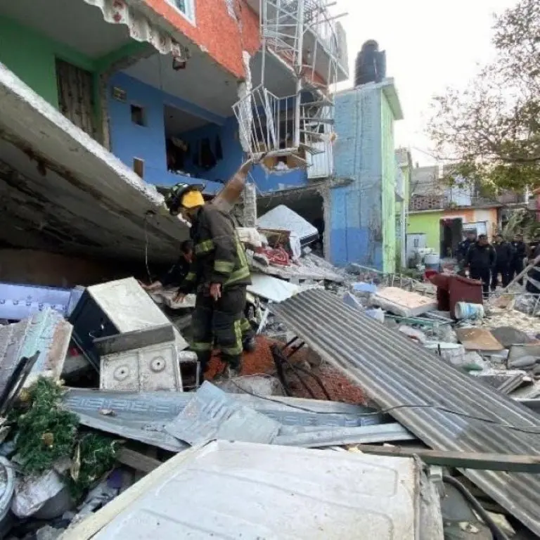 Explosión de gas destruye una casa en la Gustavo A Madero, hay una persona lesionada. Foto: Especial
