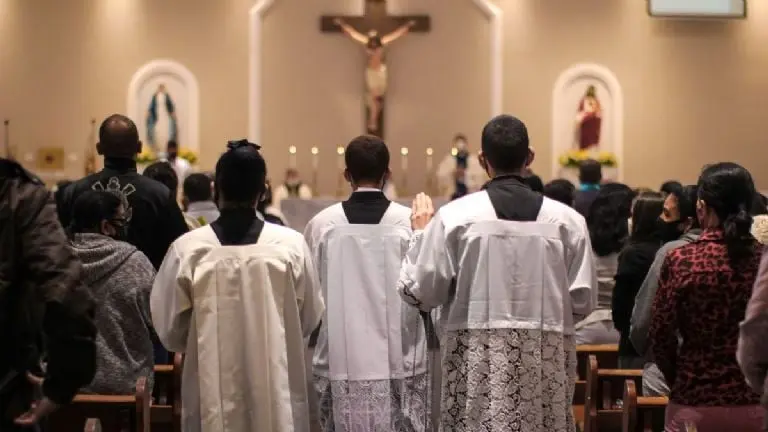 Sacerdote organiza candente fiesta prohibida en iglesia; Vaticano ya lo despidió. Foto: Especial