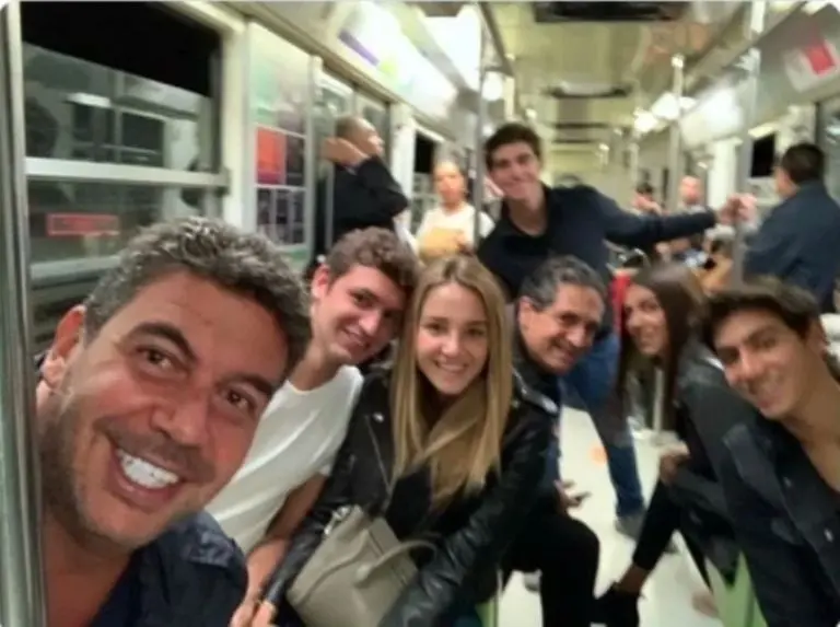 El día que Arturo Elías Ayub y Johanna Slim eligieron el metro para llegar al Gran Premio de México Créditos: IG Elías Ayub