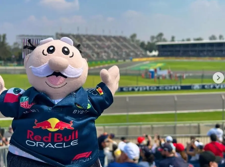 A partir de ahí más fans comenzaron a regalar peluches a sus cantantes favoritos. Ahora muchos artistas nacionales e internacionales ya esperan que les lancen peluches de Dr. Simi para saber que son queridos en México.