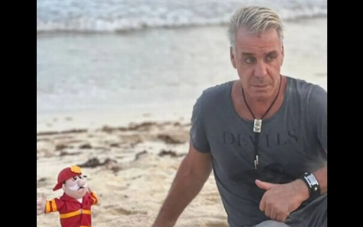 Aunque muchos fans pidieron a los asistentes a los conciertos de México que no arrojaran muñecos. Los integrantes de Rammstein quedaron encantados con sus Simis y hasta se los llevaron de viaje.