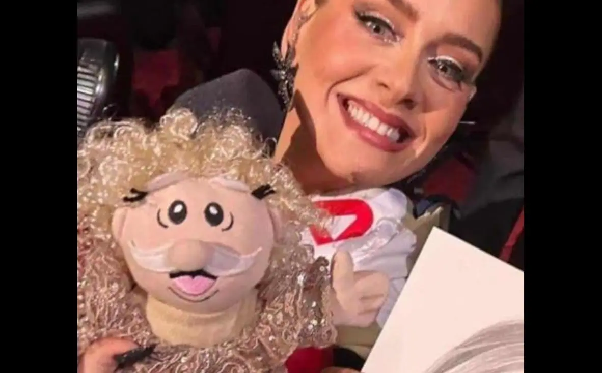 Tras conocer cómo se hacen los muñecos Simi, Adele anunció en un concierto que podían regalarle los que quisieran y solo pidió tener cuidado de no aventárselos en la cabeza.