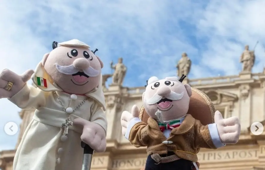 La euforia del Dr. Simi llegó hasta el vaticano, donde unos mexicanos le regalaron peluches al Papa Francisco.