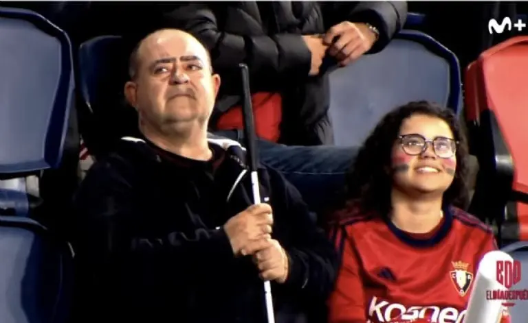 Video: hija narra partido a su papá con discapacidad visual y enternecen las redes Créditos: Captura de video