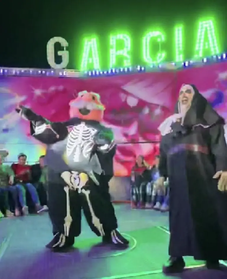 ¡Fue épico! Doctor Simi baila con La Monja de la Feria, casi se cae en el juego mecánico. Foto: Especial
