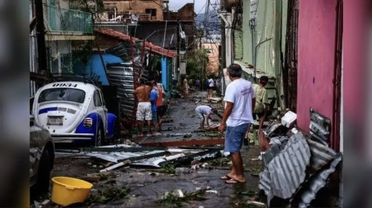 SRE rescata a 263 extranjeros varados en Acapulco después del paso del huracán 'Otis' Créditos: RS