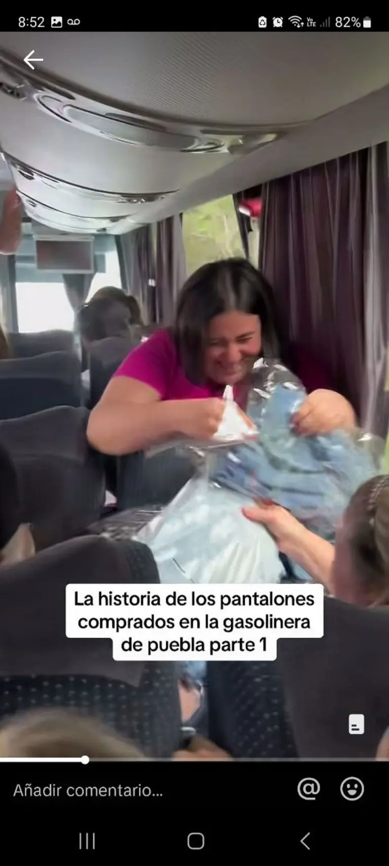 Familia compra pantalones baratos en mal estado - Tomada de video