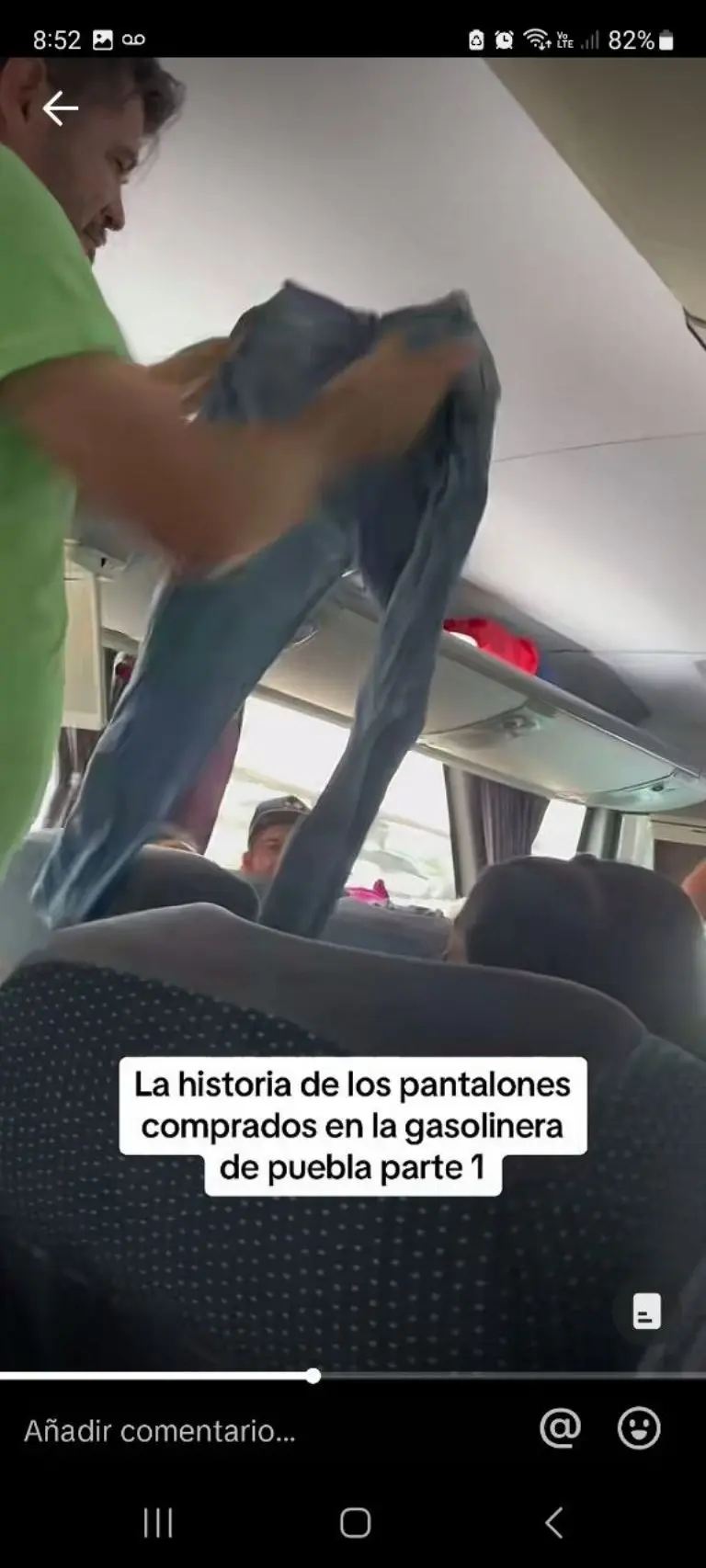 Familia compra pantalones baratos en mal estado - Tomada de video