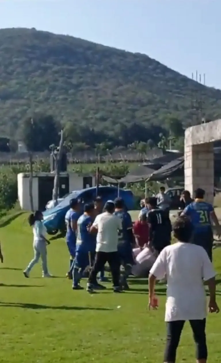 Sujeto intenta arrollar a jugadores en riña - Tomada de video