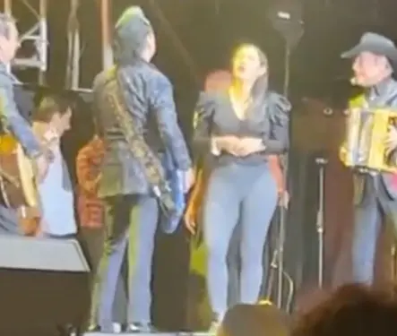 Filtran video de gobernadora de Colima cantando narcocorrido "Jefe de jefes" con los Tigres del Norte