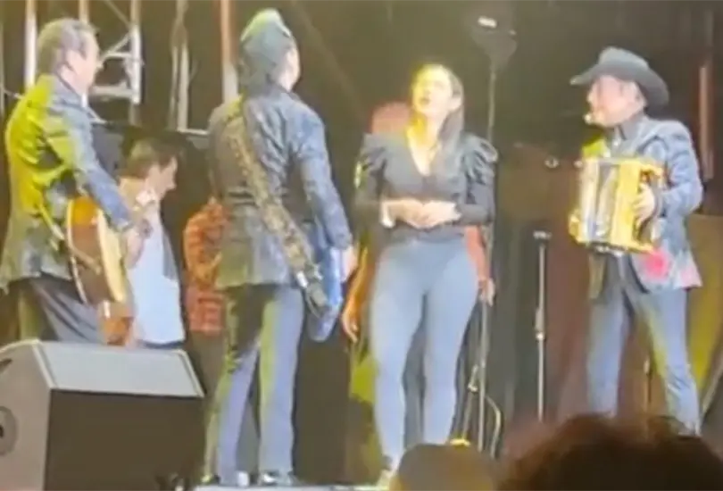 Filtran video de gobernadora de Colima cantando narcocorrido Jefe de jefes con Tigres del Norte Filtran video de gobernadora de Colima cantando narcocorrido Jefe de jefes con Tigres del Norte