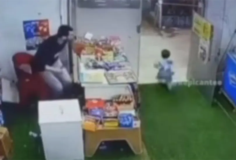 El beb&eacute; ingres&oacute; a la tienda solo, tom&oacute; los dulces y se dio a la fuga 