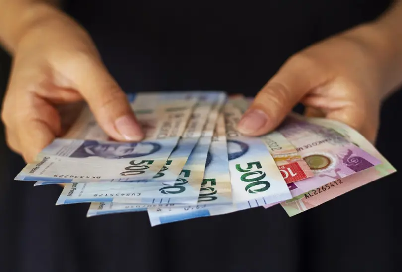 De acuerdo con la Ley Federal del Trabajo, el aguinaldo debe ser pagado a los trabajadores antes del 20 de diciembre de cada año De acuerdo con la Ley Federal del Trabajo, el aguinaldo debe ser pagado a los trabajadores antes del 20 de diciembre de cada año