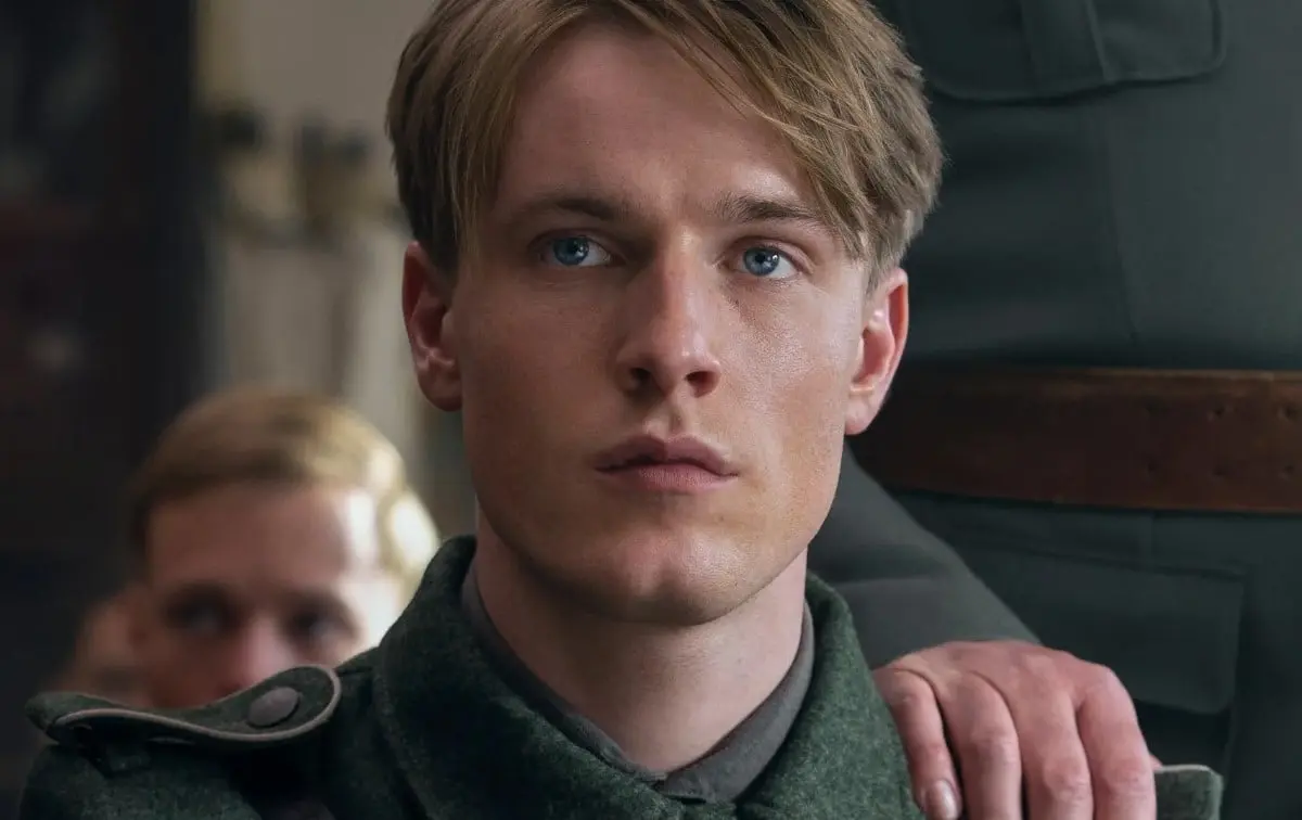 La luz que no puedes ver: Miniserie (2 de noviembre). Los caminos de una chica francesa ciega y un soldado alemán se cruzan durante los últimos días de la II Guerra Mundial.