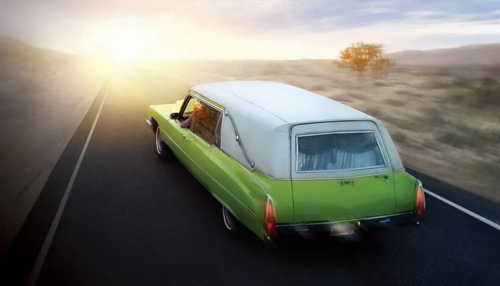 Six Feet Under: Temporada 1 (1 de noviembre). Una muerte en la familia obliga a una madre y sus hijos a enfrentar sus problemas sin perder su funeraria.