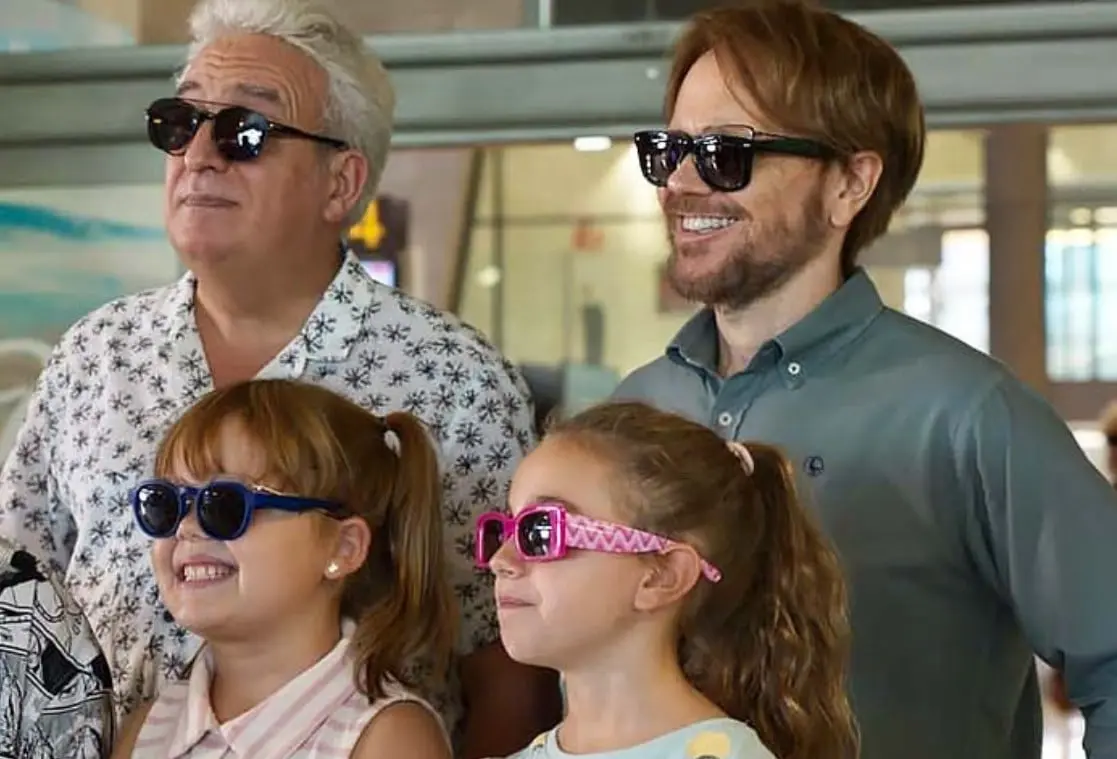 Vacaciones de verano (3 de noviembre). Dos amigos aceptan trabajar en un lujoso hotel como animadores de niños y llevan a sus hijos a escondidas para que pasen unas vacaciones diferentes.