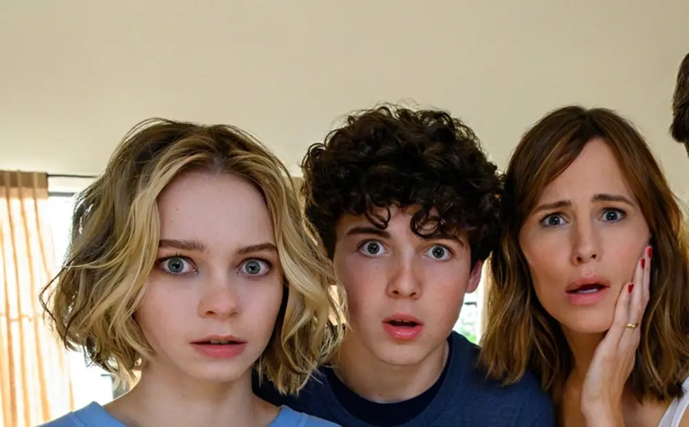 Familia revuelta (30 de noviembre). Una familia se hunde en el caos cuando un suceso cósmico intercambia el cuerpo de los padres con los de sus hijos adolescentes poco antes de Navidad.