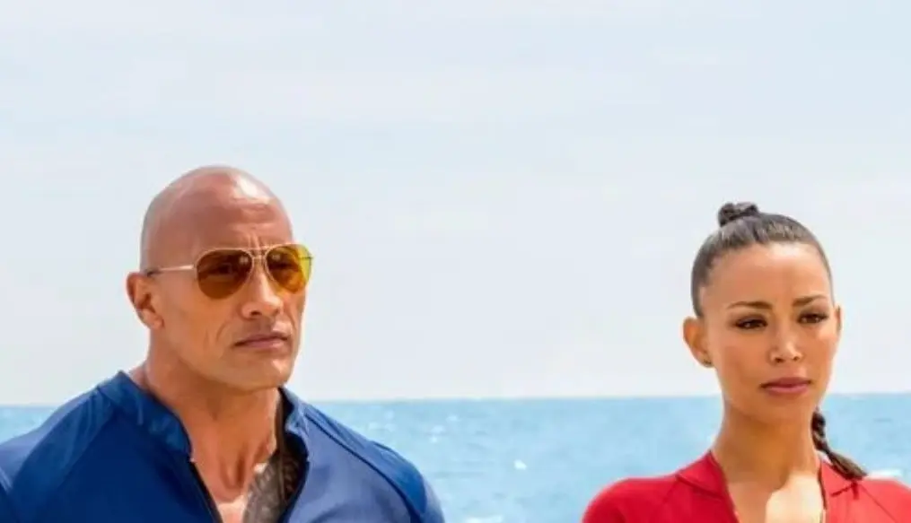 Baywatch: Guardianes de la bahía (2 de noviembre). Para salvar su playa, el salvavidas Mitch Buchannon y un exdeportista investigan un complot criminal que pone en peligro el futuro de toda la bahía.