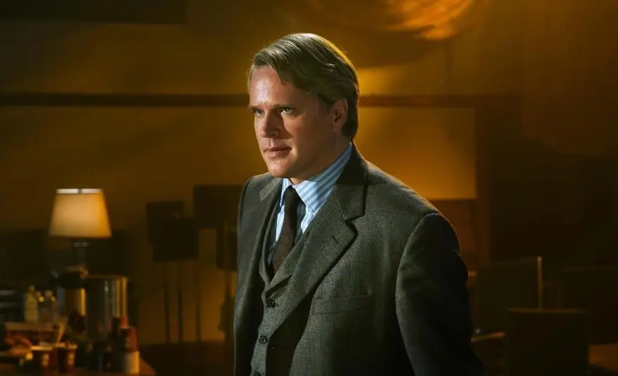 Saw (2 de noviembre). Adam y Lawrence se despiertan encadenados en un baño y deben superar duras pruebas si quieren salir con vida del lugar.