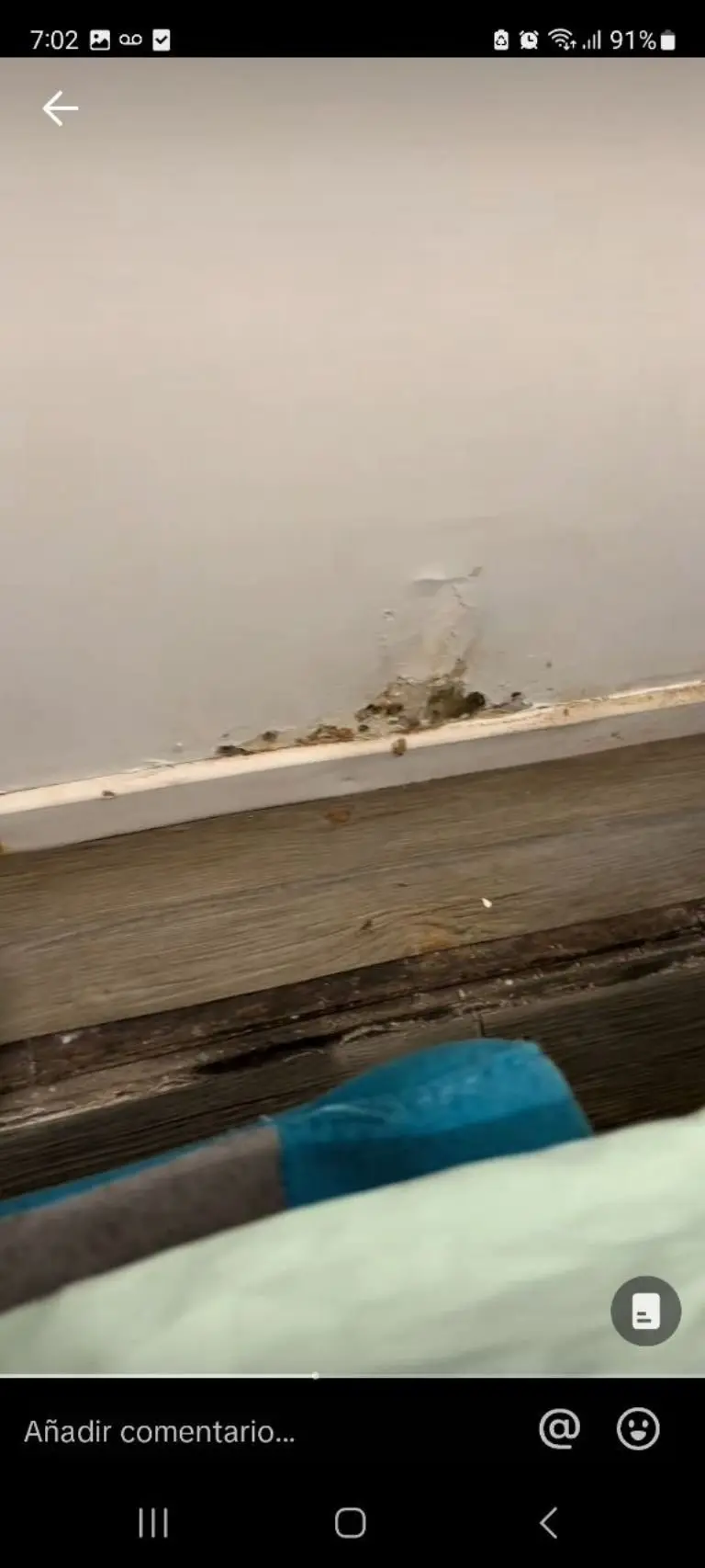 Pareja se desilusiona en pequeño cuarto en París - Tomada de video